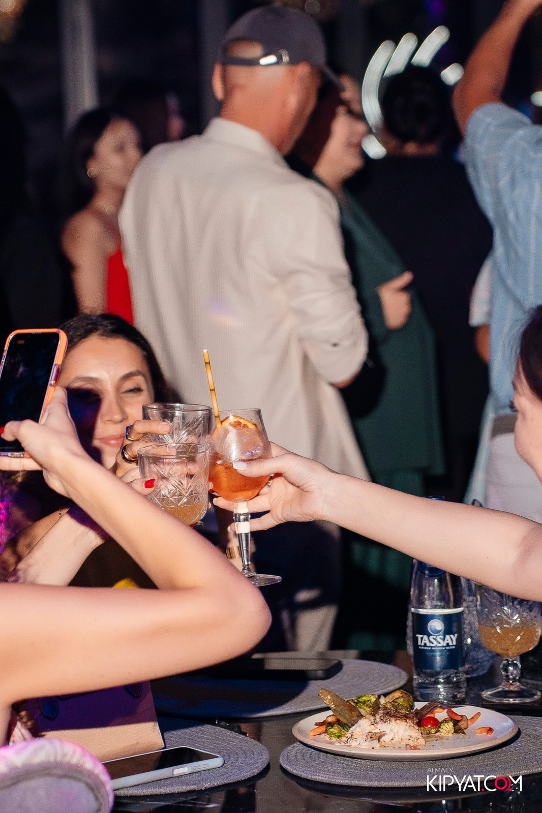 FRIENDS BAR & TERRACE. КИПЯТКОМ АЛМАТЫ!