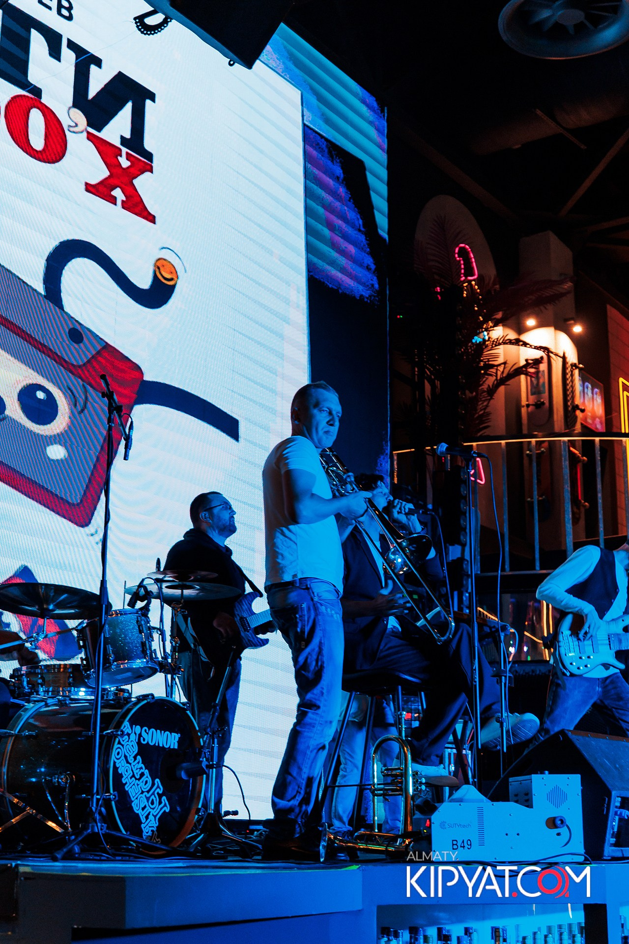 ПРЕЗЕНТАЦИЯ КНИГИ ВИКТОРА ЕЛИСЕЕВА. КИПЯТКОМ АЛМАТЫ!