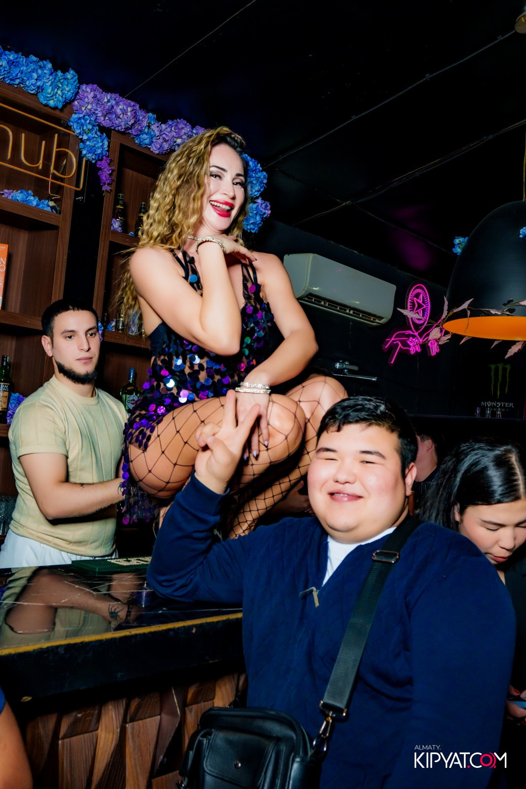 UYAT EMES BAR. КИПЯТКОМ АЛМАТЫ!