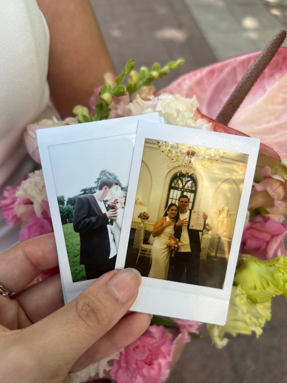 Кадры на инстакс instax моментальная фотография. Фотограф про чувства, моменты, любовь. свадебный и портретный фотограф