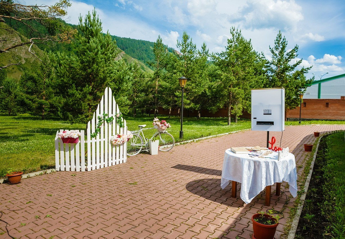 Аренда прокат фотобудки в Красноярске фотозона на мероприятие Свадьбу праздник День рождения выпускной корпоратив фотокабина цена стоимость заказать забронировать описание услуги ведущий тамада моментальная печать фотографий причёска макияж