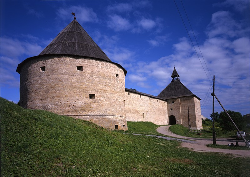 Башни и стены Староладожской крепости. ХII век