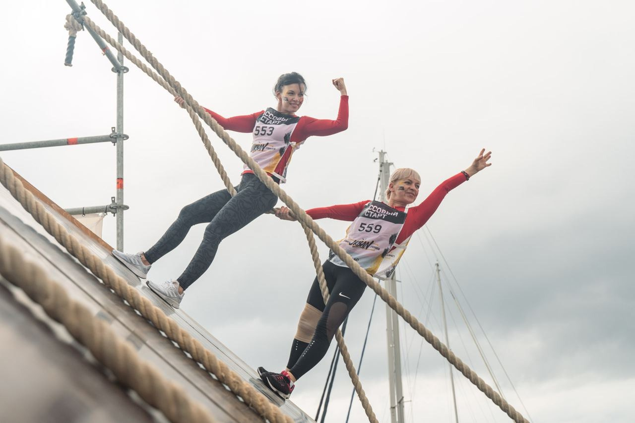 Кадр девушек на канате с спортивного мероприятия 