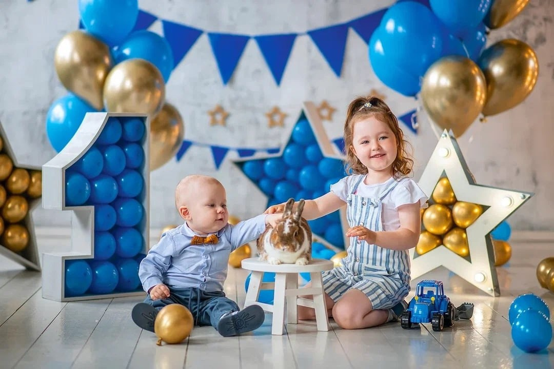 Идея для фотосессии на 1 годик от фотостудии Леонардо в сине-золотых оттенках