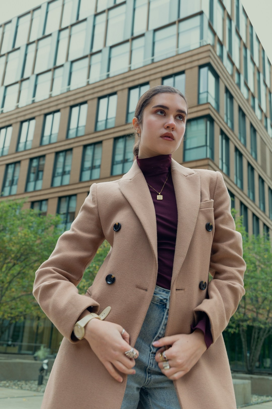 Фотосессия с девушкой в белой рубашке — эстетика уюта и лёгкости