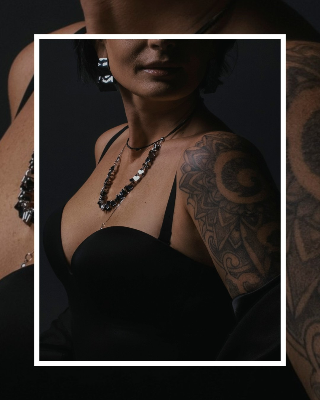 женщина с татуировкой