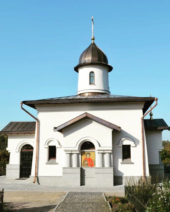 Храм-часовня Святого Великомученика Георгия Победоносца. Фасад украшен мозаикой из смальты