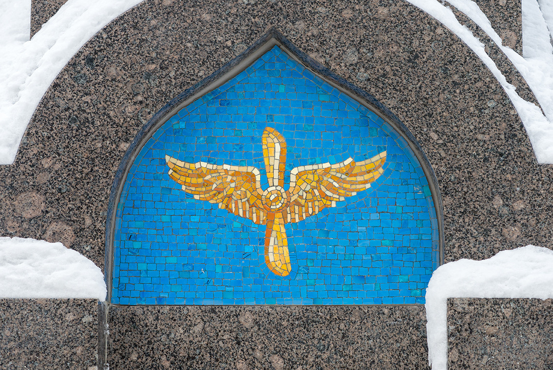 Мозаичное оформление памятной стелы в сквере им. Л. М. Мациевича. Витраж и мозаика на заказ в Санкт-Петербурге