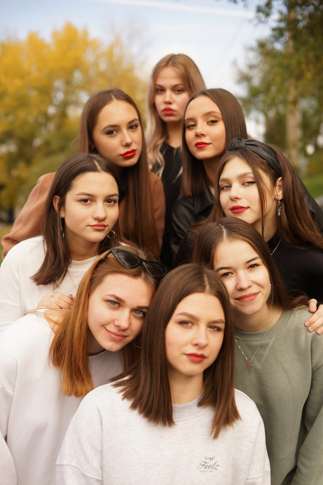 Осенняя фотосессия для выпускного альбома 11 класса: пример вдохновения от гимназистов Сосновоборска. СИГМА | Студия выпускных альбомов Красноярск