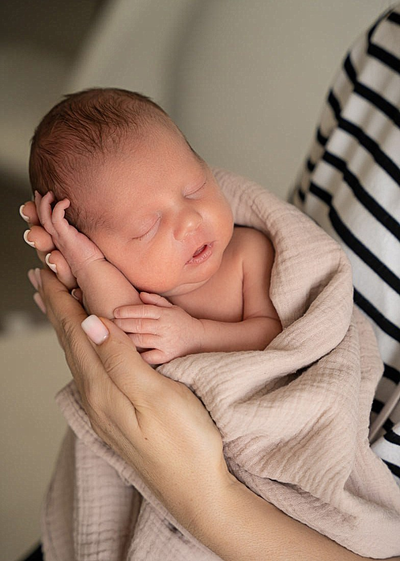 Фотосессия новорожденного дома  примеры фото. Фотограф в Ялте Инна Найден. Детский и семейный фотограф