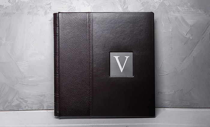 Кожаная папка-альбом с персонализацией — металлическая вставка с буквой V.
