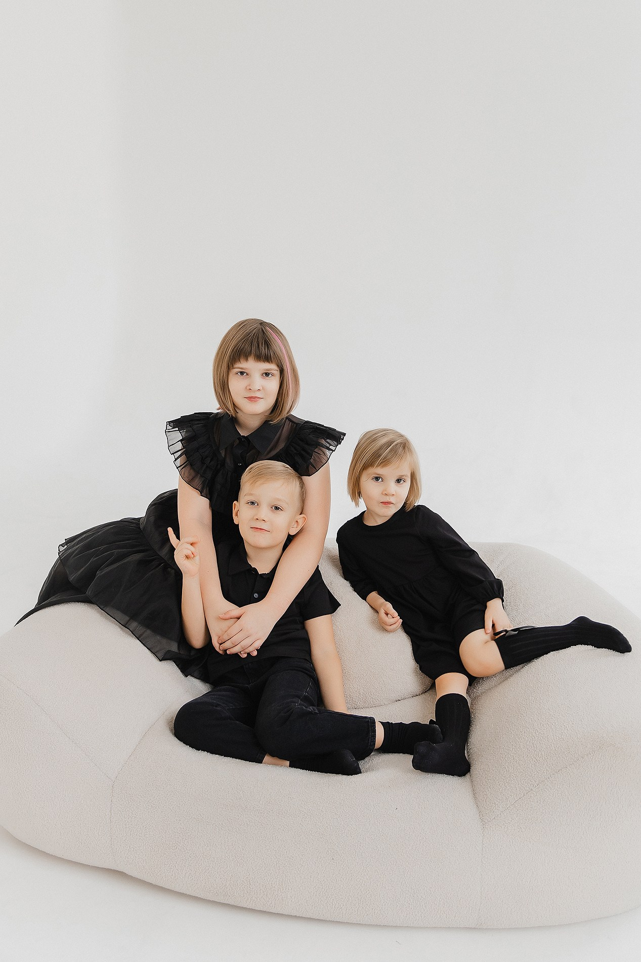 Семейная фотосессия на белом фоне. Фотограф Олеся Жомер