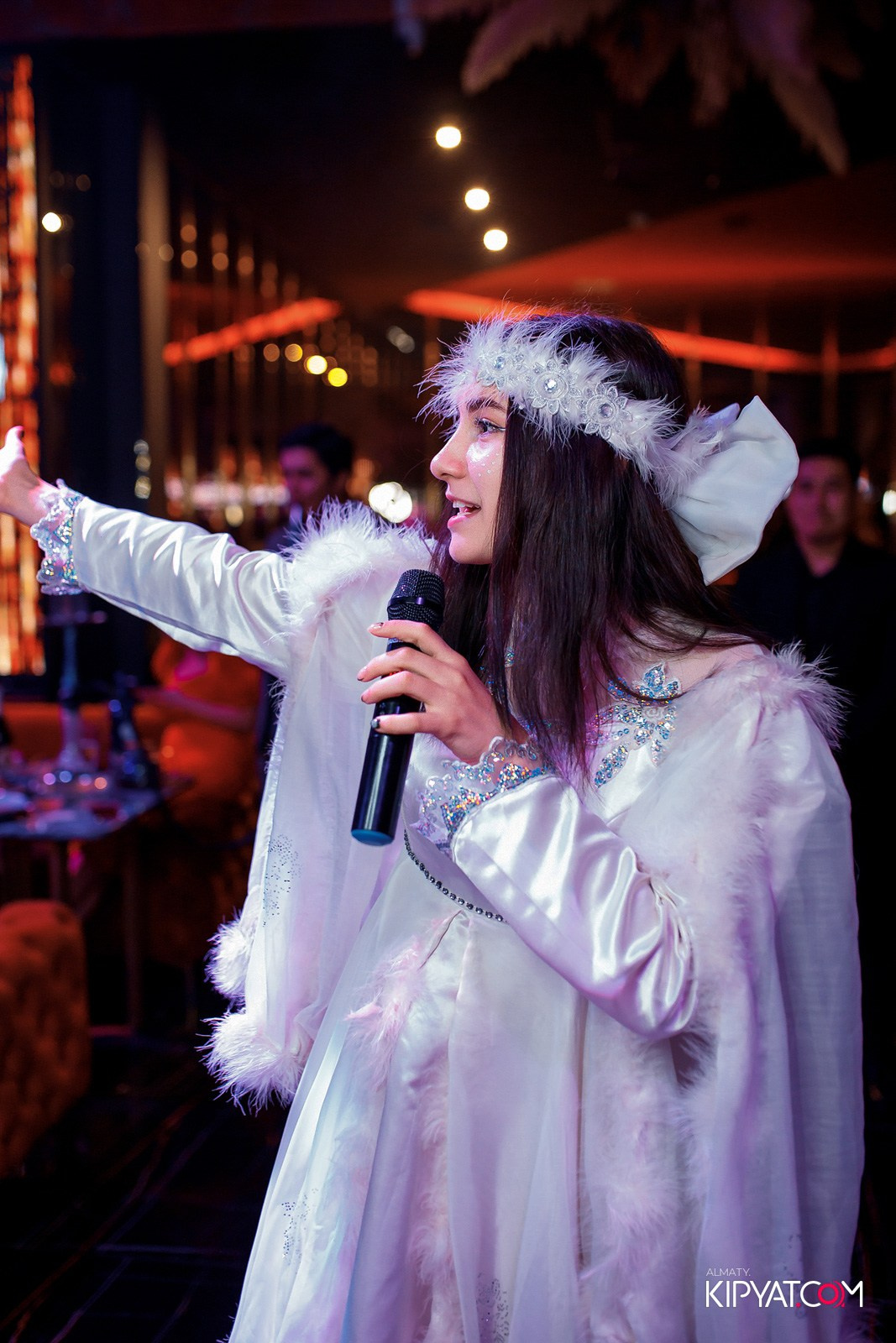 БАР ПАНАЕХАЛИ НА ТОЛЕ БИ. КИПЯТКОМ АЛМАТЫ!