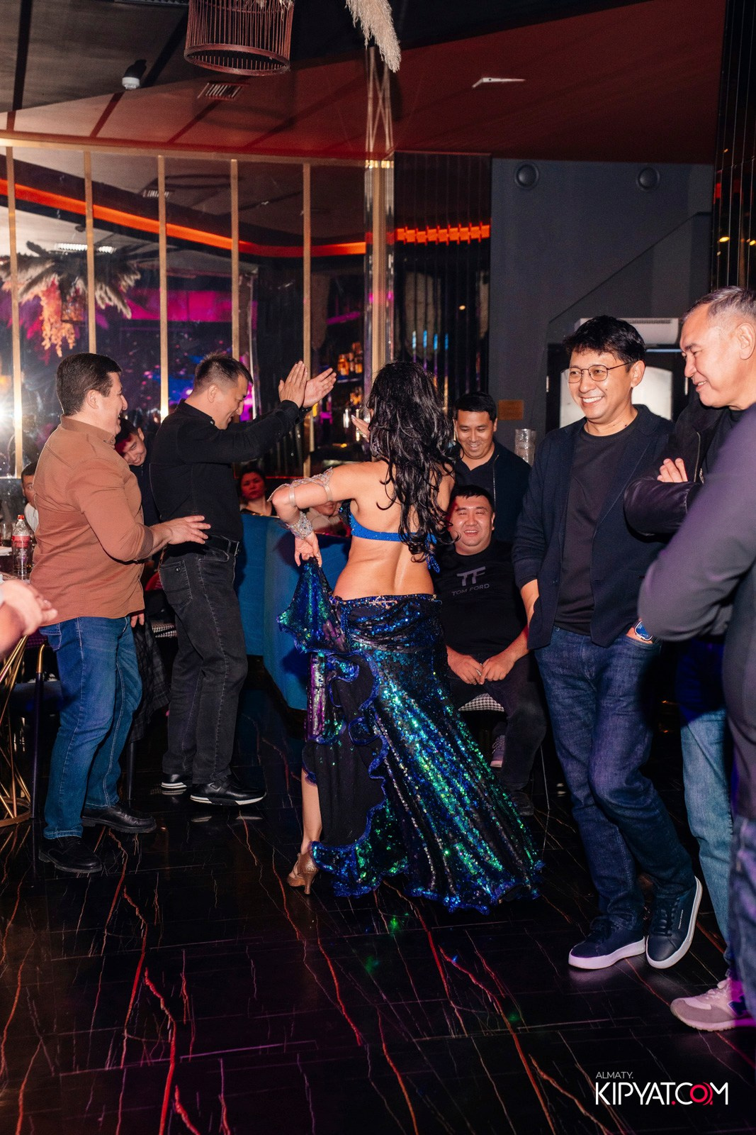 БАР ПАНАЕХАЛИ НА ТОЛЕ БИ. КИПЯТКОМ АЛМАТЫ!