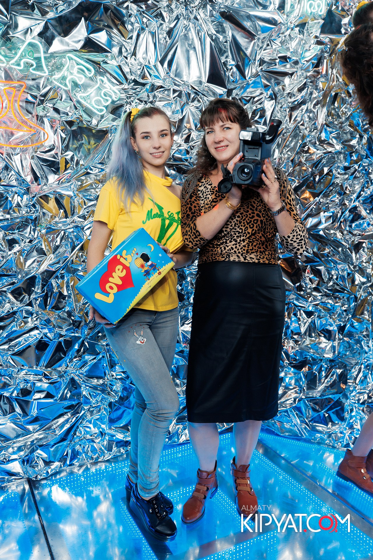 ВЕЧЕРИНКА 90Х КАФЕ CARAFE. КИПЯТКОМ АЛМАТЫ! Фотосъемка мероприятий в Алматы