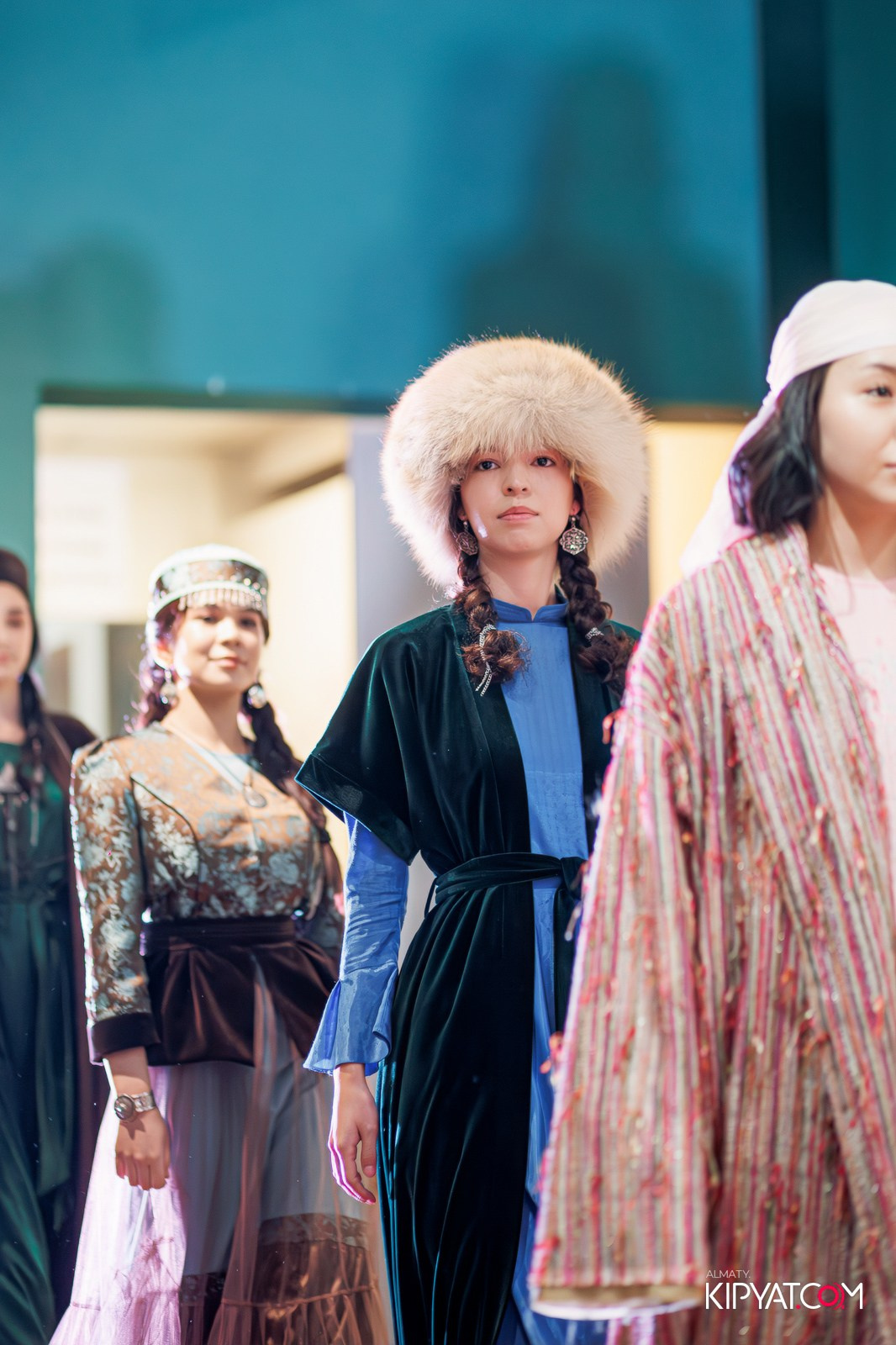 FASHION ПОКАЗ, КАЗАХСКОЙ НАЦИОНАЛЬНОЙ ОДЕЖДЫ. КИПЯТКОМ АЛМАТЫ!