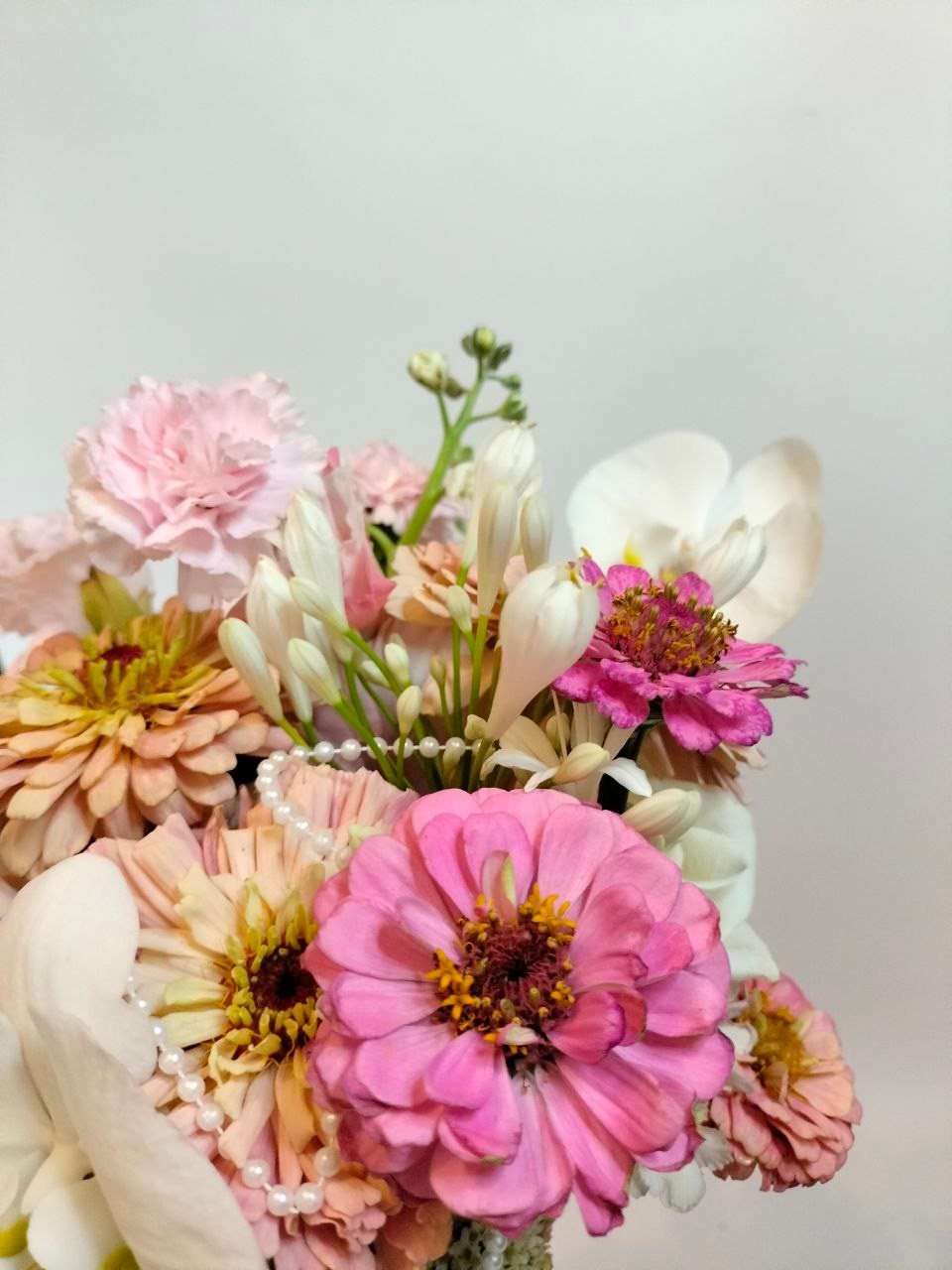  Букет невесты на заказ, букет для невесты Москва, свадебный флорист, флорист на свадьбу, сборка букета на свадьбу, ручная работа, букет для невесты ручной работы, букет невесты ручной работы . бутоньерка жениха в подарок, авторский букет для невесты, современный букет невесты. Детали. Прекрасные, сезонные цинии. авторский букет невесты, современный букет невесты, невеста 2025,  букет невесты, свадебный букет, свадьба 2025, свадебный букет, свадебный букет невесты, флорист на свадьбу, флорист фрилансер, флорист москва, ручная работа, яркий букет невесты, современный букет невесты,т, флорист на свадьбу, хороший флорист, флорист фрилансер, букет по фото, флорист профессионал.