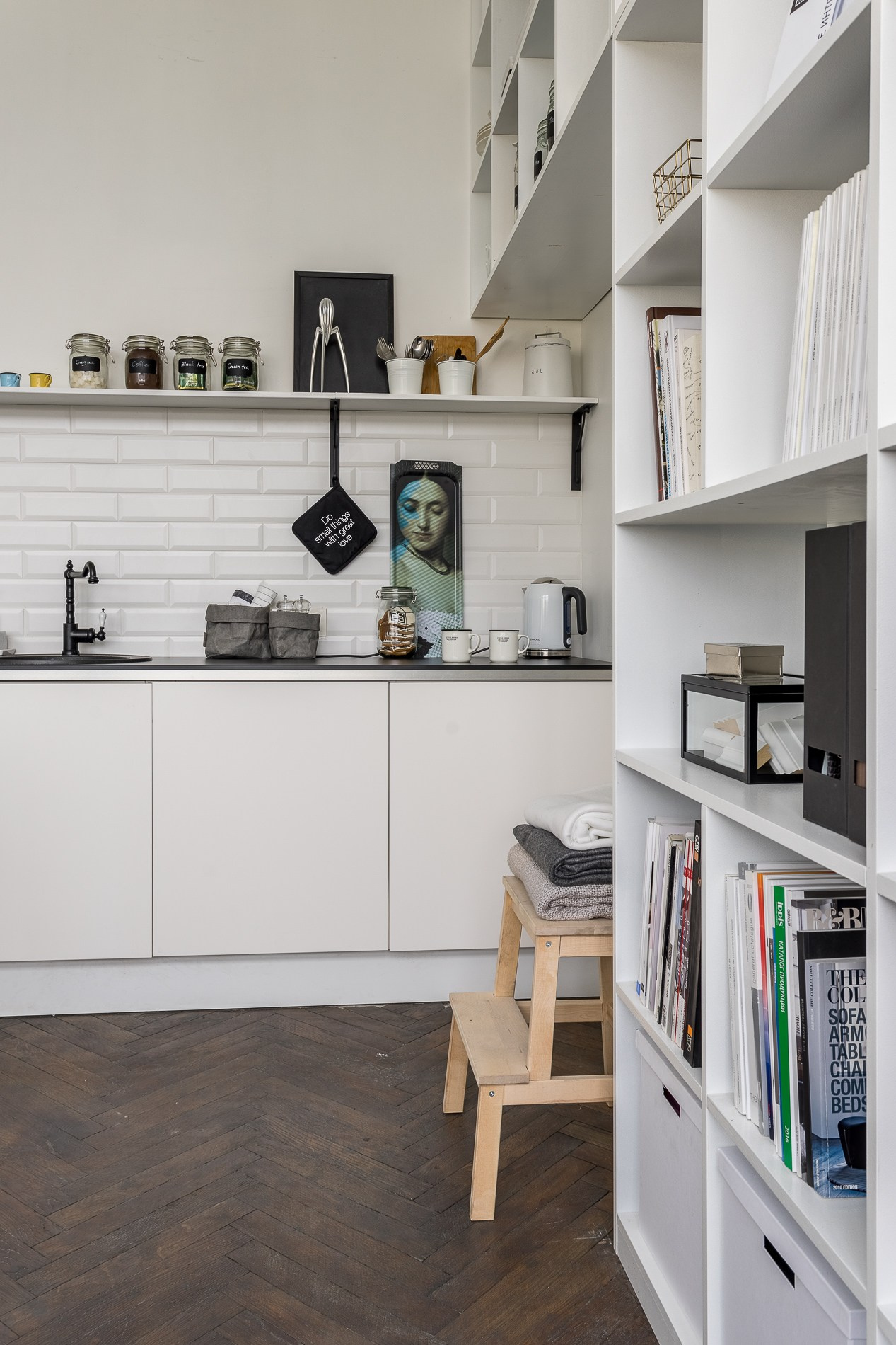 Офис дизайн-бюро Studio 25 в доме Наркомфина (до реконструкции). Фотограф Василий Буланов