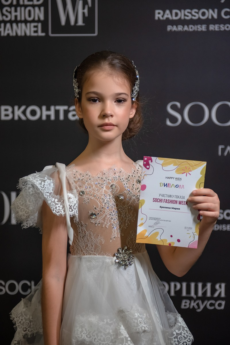 SochiFashionWeek2024 дизайнер Анохина Светлана. Семейный и коммерческий фотограф в Сочи Александр Бодунов