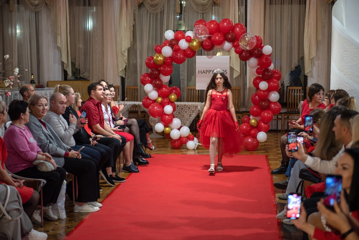 Выпускной в детской школе моделей HAPPYkids 2024. Семейный и коммерческий фотограф в Сочи Александр Бодунов
