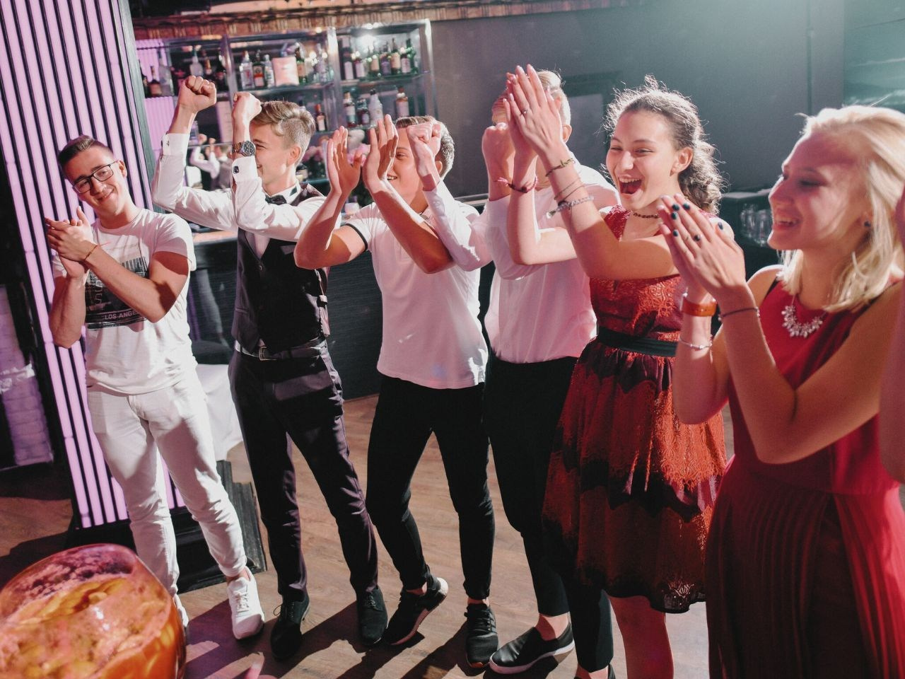 Ведущий + диджей + флейринг-шоу на выпускной вечер и другие праздники для молодёжи и подростков