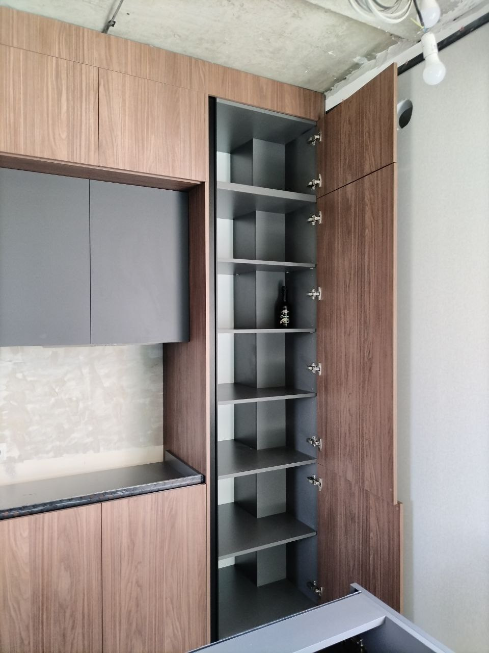 Фото с монтажа |Мебель на заказа: кухни, шкафы и т.д. в Томске. ГУДРУМ — Мебель на заказ в Томске | Кухни | Шкафы | Стулья и Столы