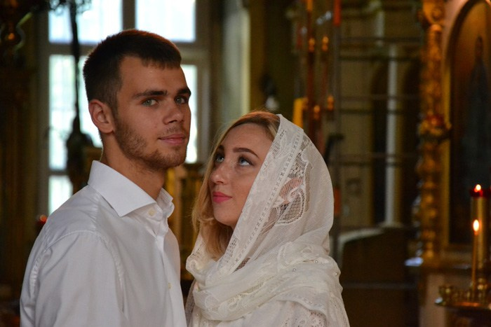 Посещение церкви. Благословение. Fotounata.ru