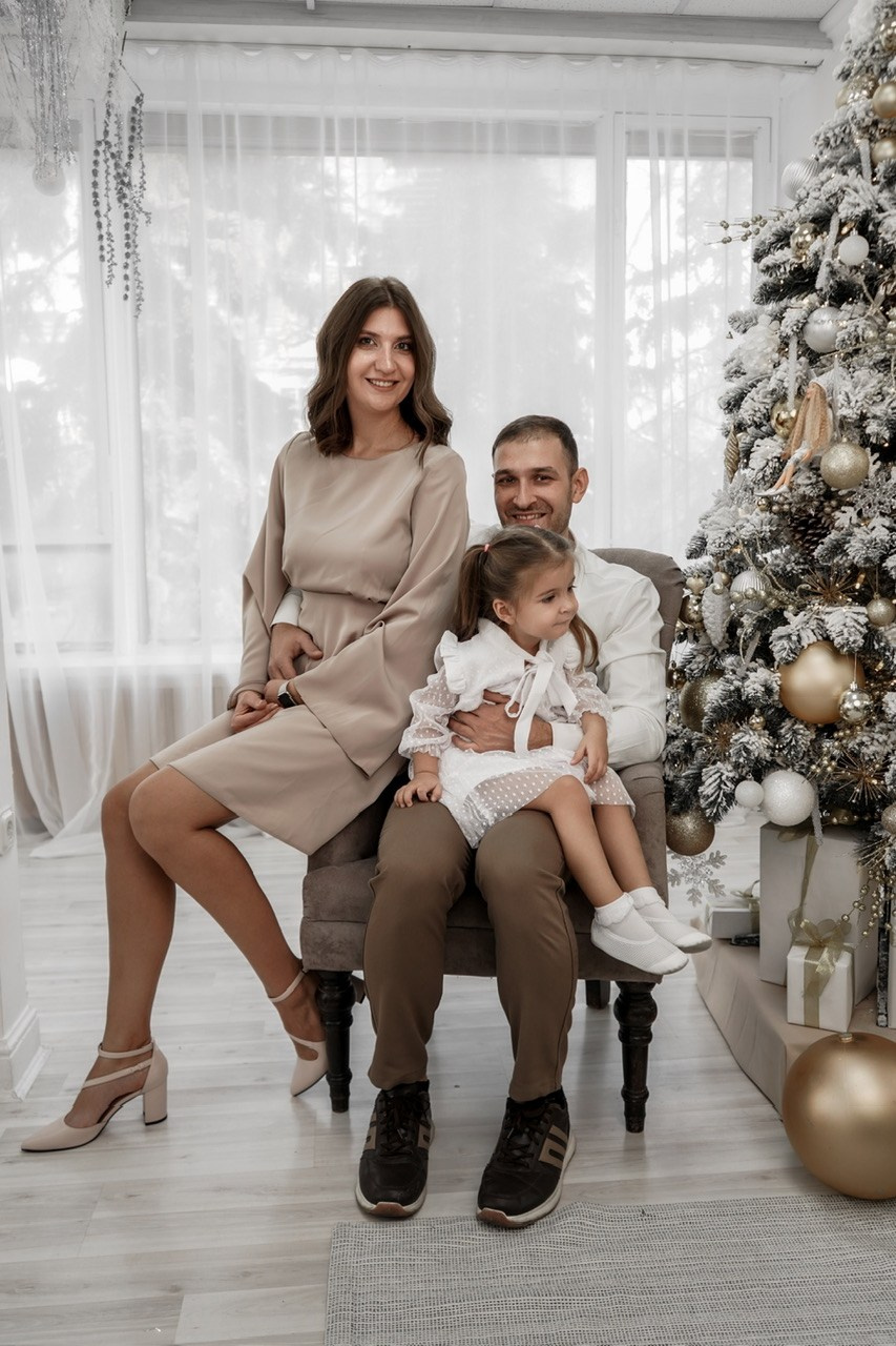Семейный фотограф в Батайске и Ростове-на-Дону. Новогодняя фотосессия в студии Белый кролик. Свадебный фотограф в Ростове-на-Дону. Таинство Крещения и Венчания, семейные фотосессии. Алёна Чёботова