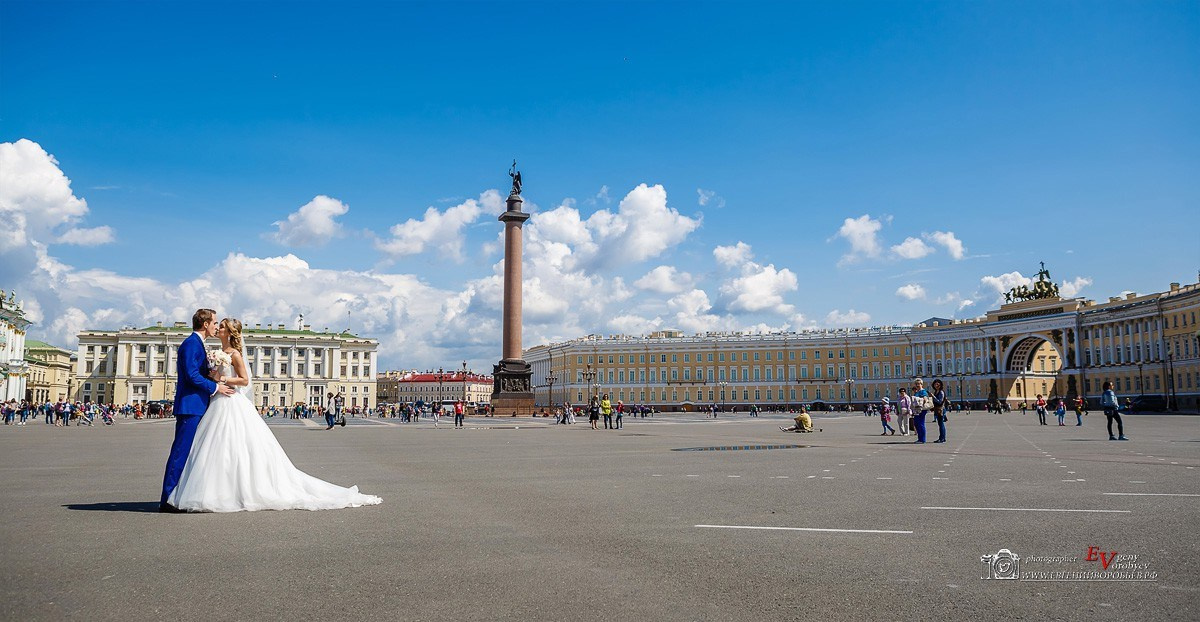 свадебная фотосессия свадебный фотограф  репортаж Красноярск цена заказать забронировать фотосъёмка фото репортаж свадебный танец  дворцовая площадь Санкт-Петербурга идея место пример фото позы образ для свадебной фотопрогулки ведущий на свадьбу тамада визажист макияж прическа невесты свадебное платье костюм жениха стилист  