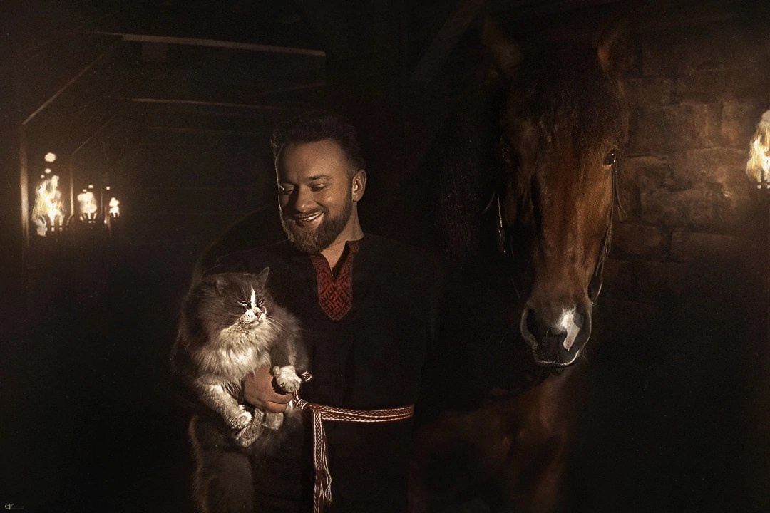 Фотосессия для мужчины в славянском стиле, мужчина держит кота на руках