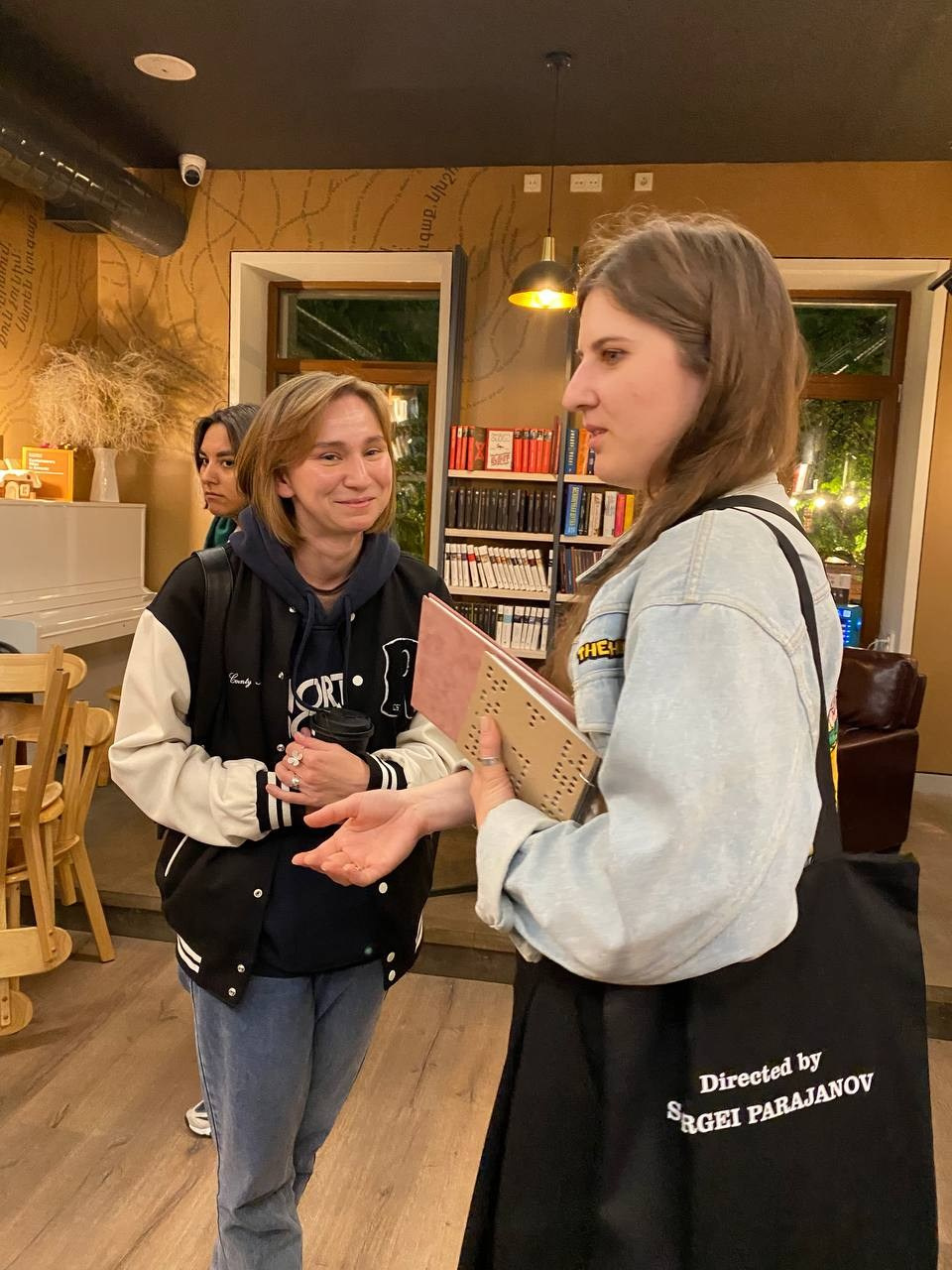 Паблик-ток «Зины и фотокниги как медиум современного художника», Common Ground Books&Spirits, Ереван. Лера Круглова