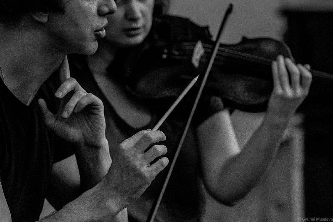 Теодор Курентзис. MusicAeterna.  Репетиция. Фото Гюнай Мусаева