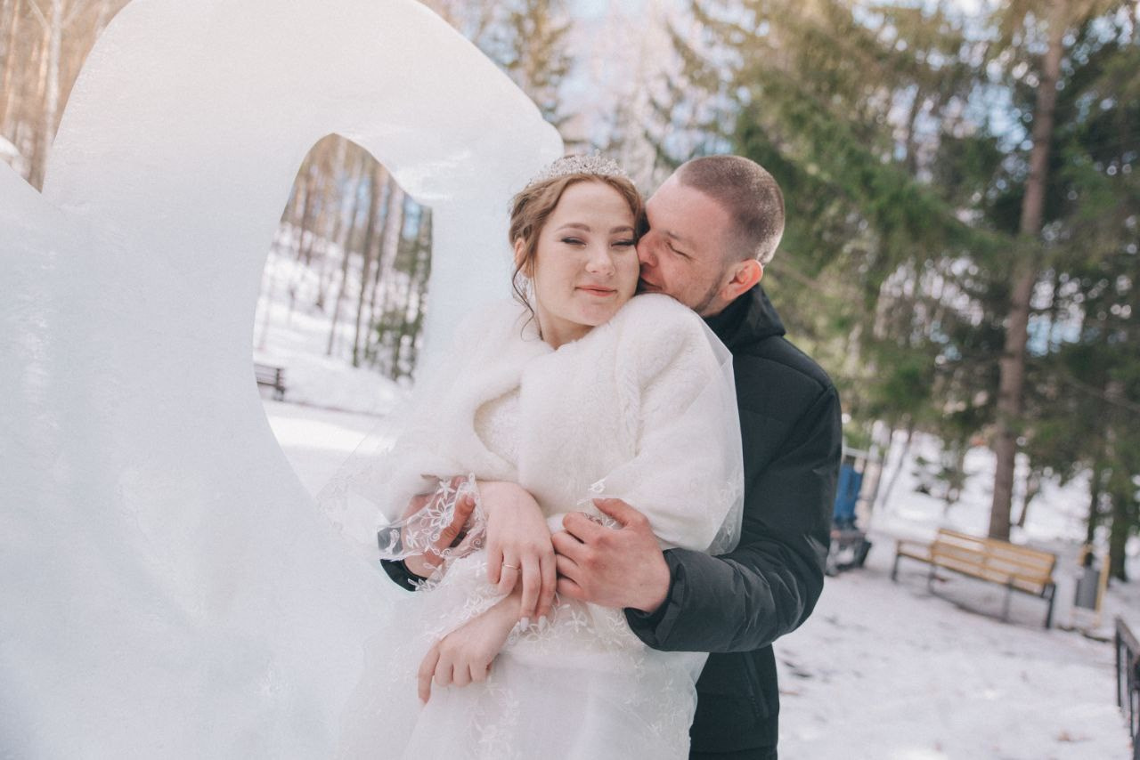 Зимняя прогулка молодоженов