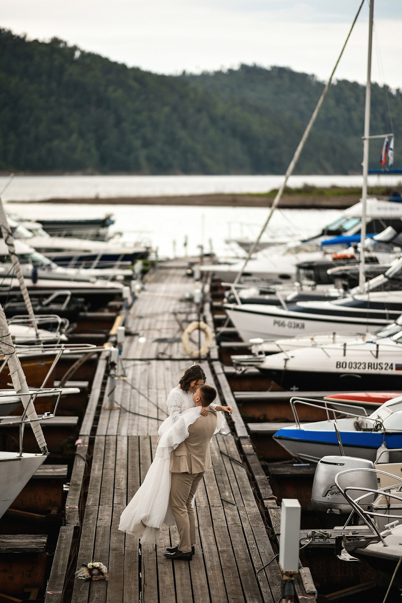 🌿 Влад и Влада — романтичная свадьба в лесу и на яхте | Камерная церемония в Красноярске. 📸 Свадебный и семейный фотограф в Красноярске Тихомиров Евгений | 17 лет опыта | 800+ свадеб