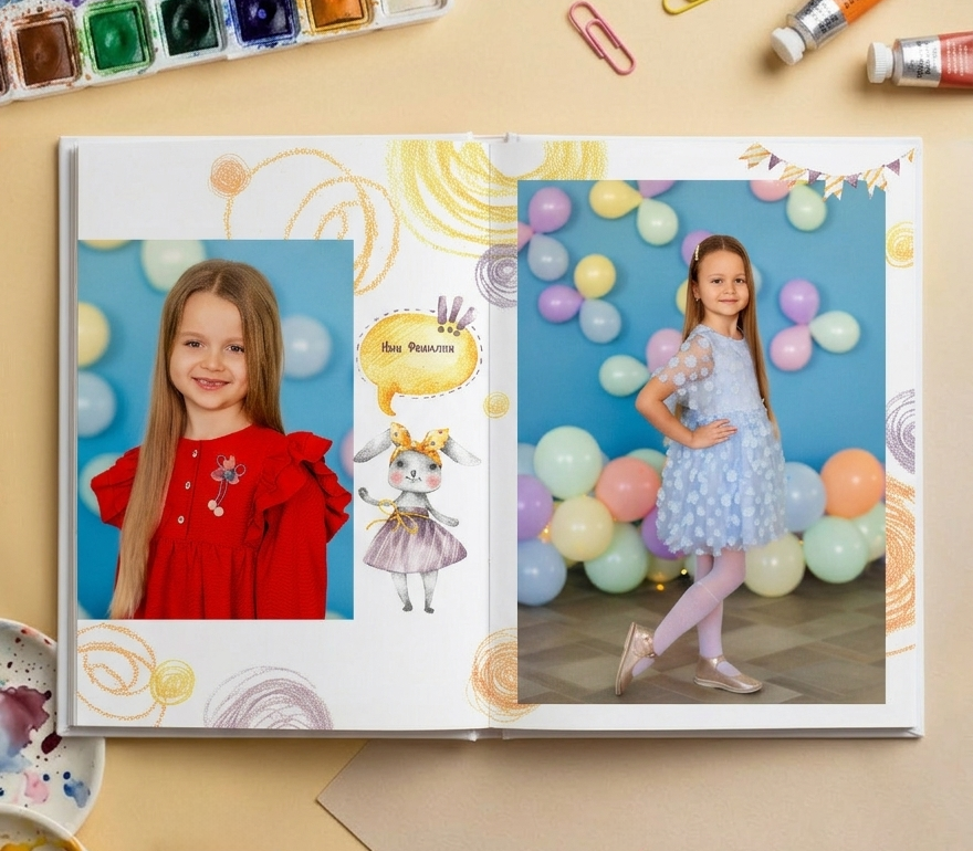 Разворот выпускного альбома с портретами ребёнка в студии
