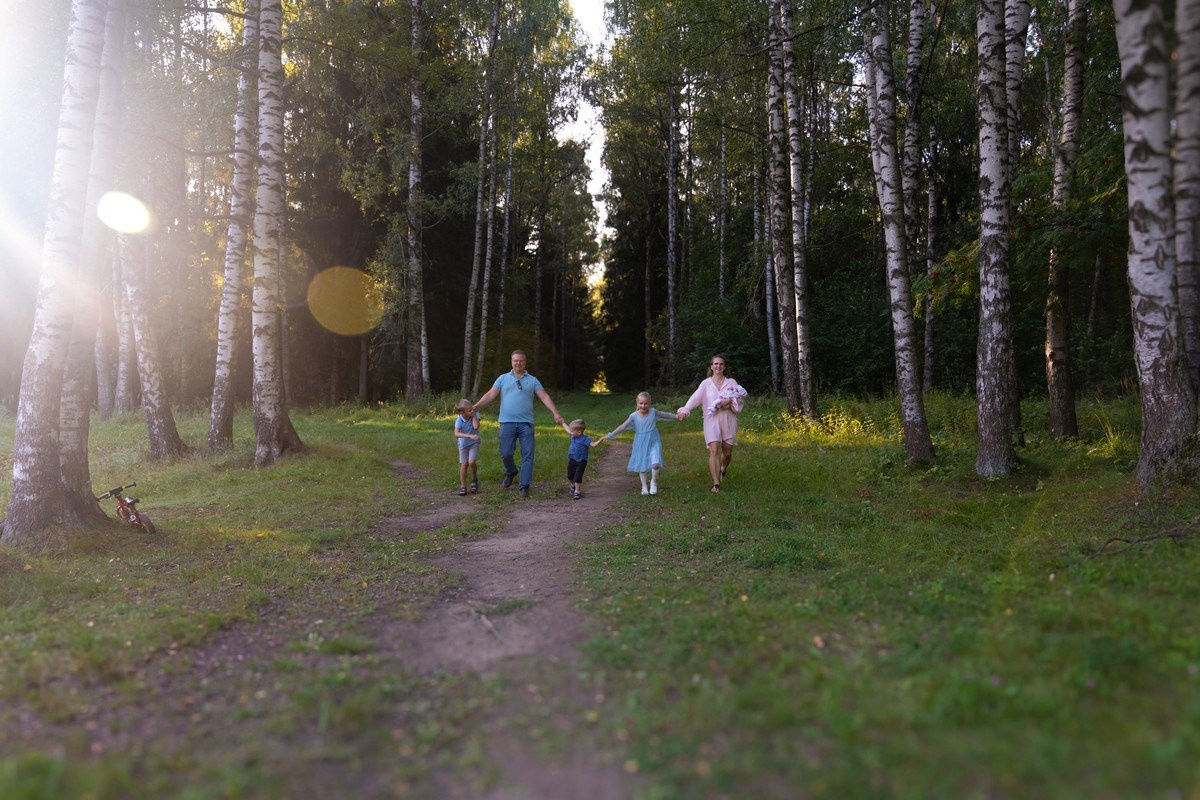 Прогулка большой семьёй