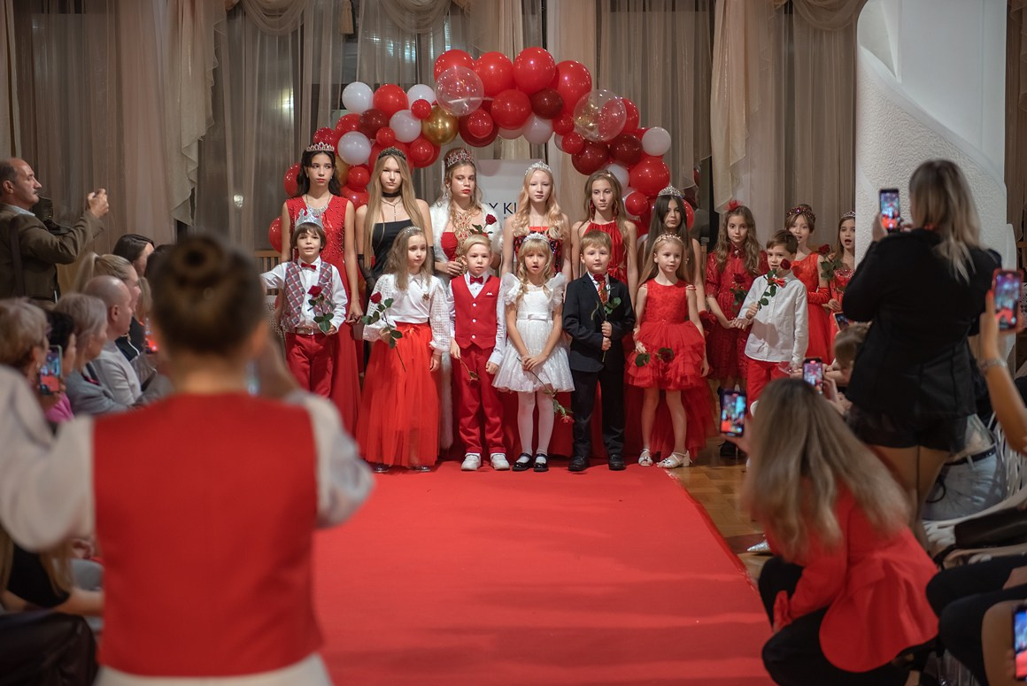 Выпускной в детской школе моделей HAPPYkids 2024. Семейный и коммерческий фотограф в Сочи Александр Бодунов