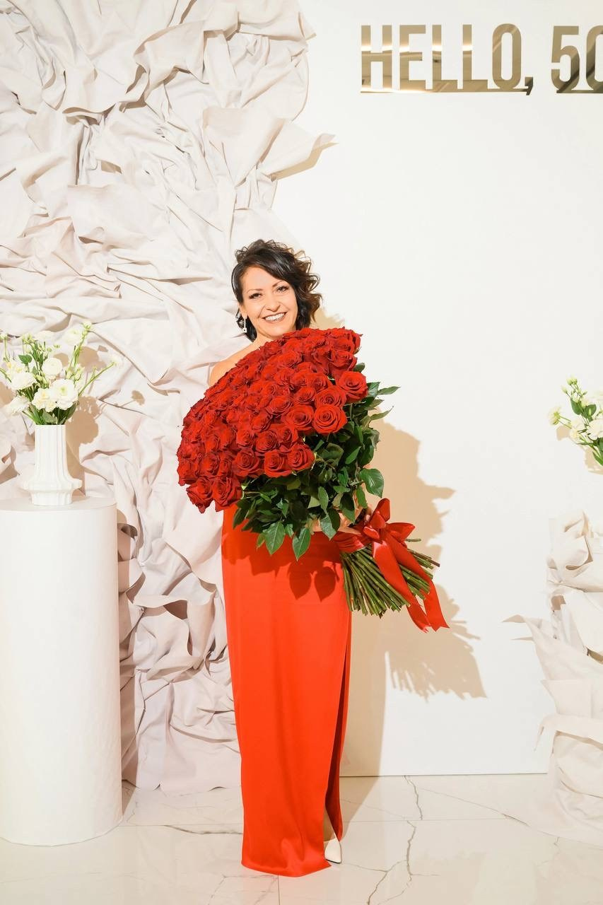 «Hello 50» Стильный юбилей в постельных тонах с ярким акцентом на любимый цветок именинницы красную розу. Организация мероприятий ЮФО