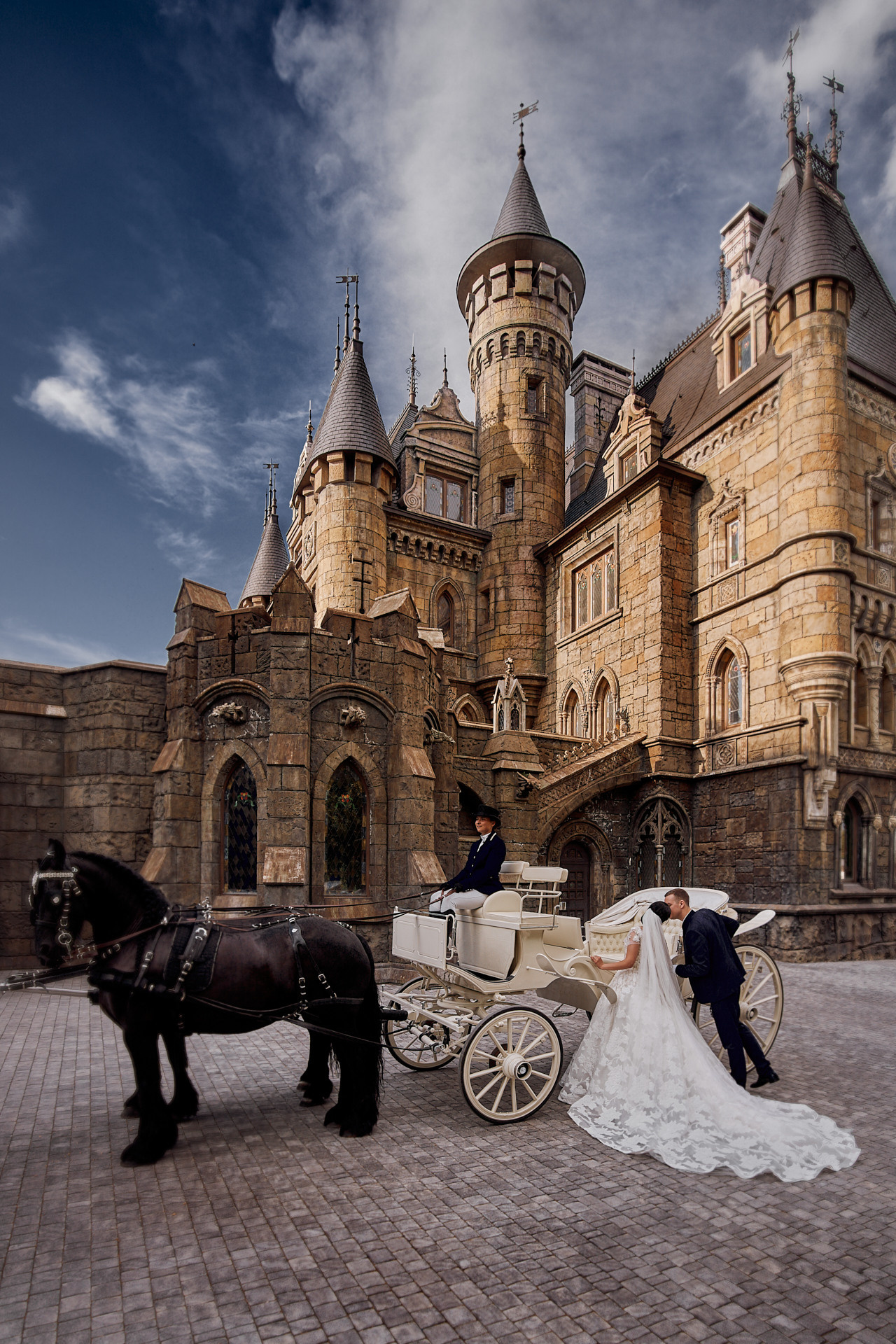 Невеста с длинной фатой позирует среди величественных каменных сводов, подчёркивая архитектурную изысканность замка Гарибальди.