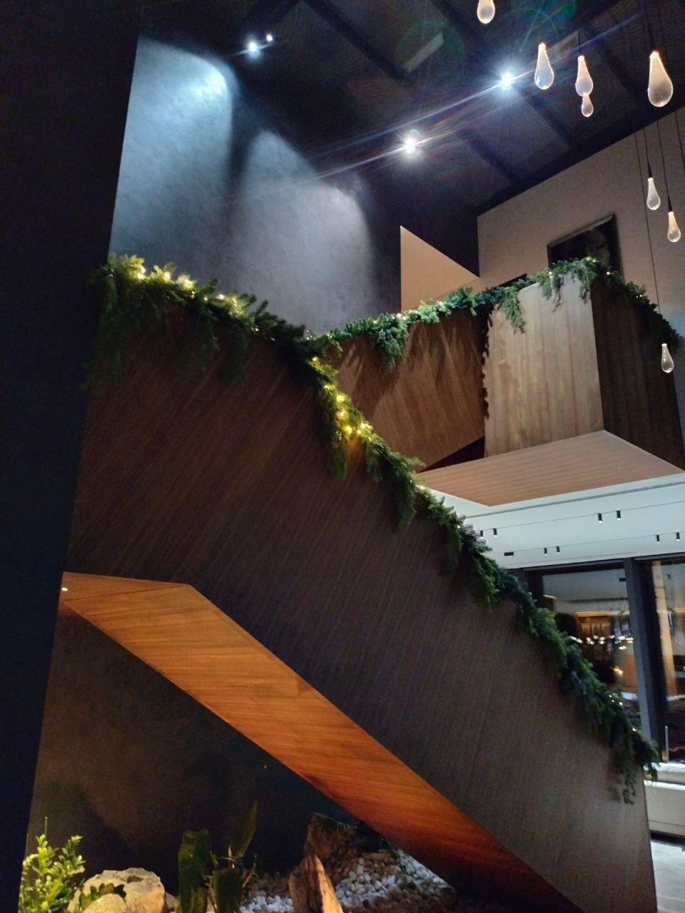 Украшение лестницы искусственной хвоей