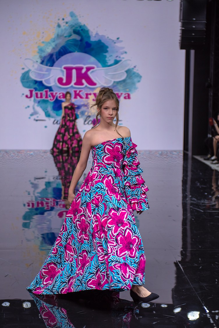 SochiFashionWeek2024 дизайнер Юлия Крылова. Семейный и коммерческий фотограф в Сочи Александр Бодунов