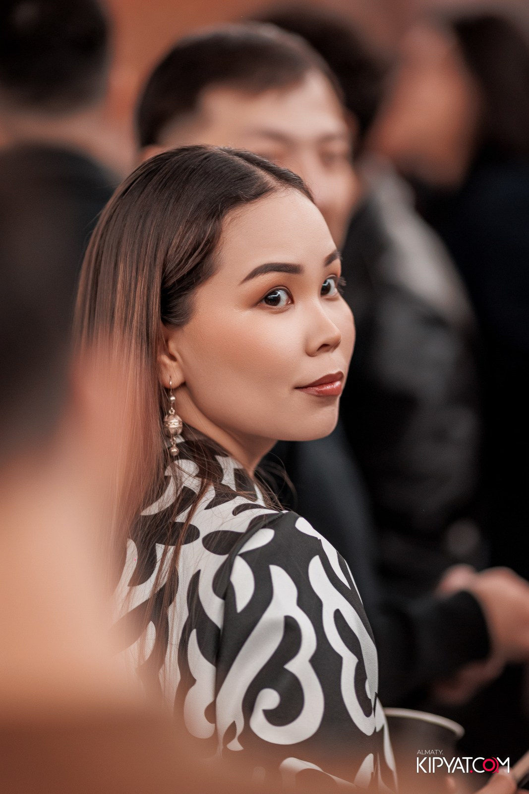FASHION ПОКАЗ, КАЗАХСКОЙ НАЦИОНАЛЬНОЙ ОДЕЖДЫ. КИПЯТКОМ АЛМАТЫ!