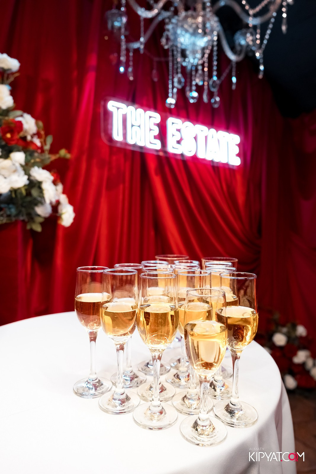 THE ESTATE КАРАОКЕ 1 ГОД. КИПЯТКОМ АЛМАТЫ!