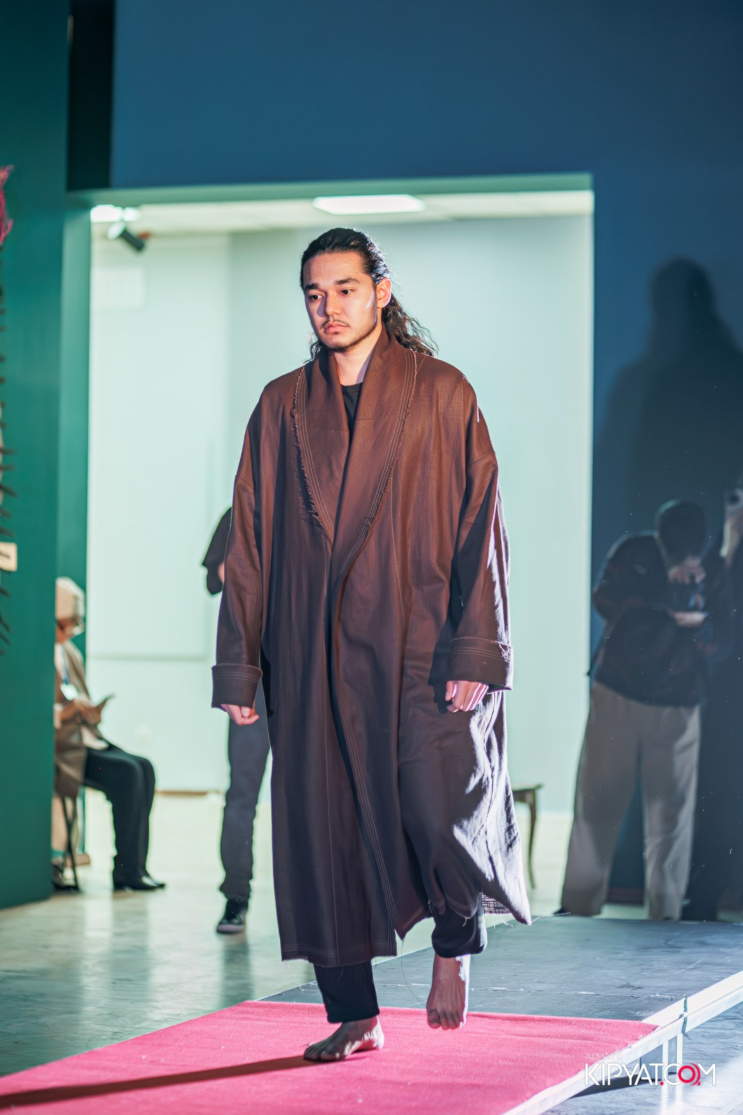 FASHION ПОКАЗ, КАЗАХСКОЙ НАЦИОНАЛЬНОЙ ОДЕЖДЫ. КИПЯТКОМ АЛМАТЫ!