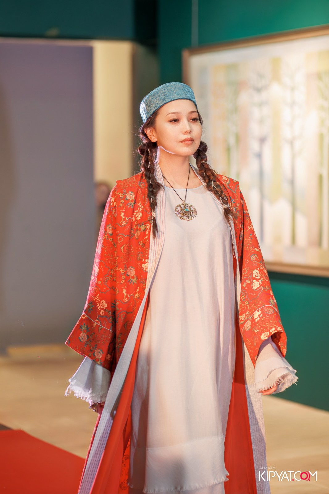 FASHION ПОКАЗ, КАЗАХСКОЙ НАЦИОНАЛЬНОЙ ОДЕЖДЫ. КИПЯТКОМ АЛМАТЫ!