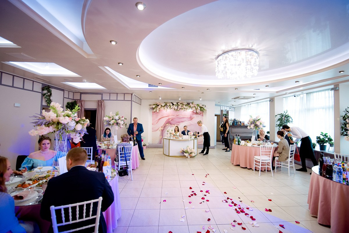 Свадебная фотосессия в ресторане. Свадебный фотограф в Санкт-Петербурге Антон Владимиров