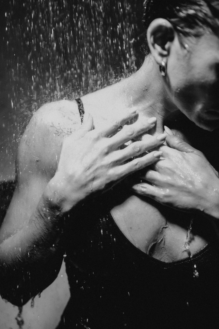 Художественный портрет девушки под душем в темных тонах — эффектные капли воды, творческая фотосъемка. Черно-белая фотография