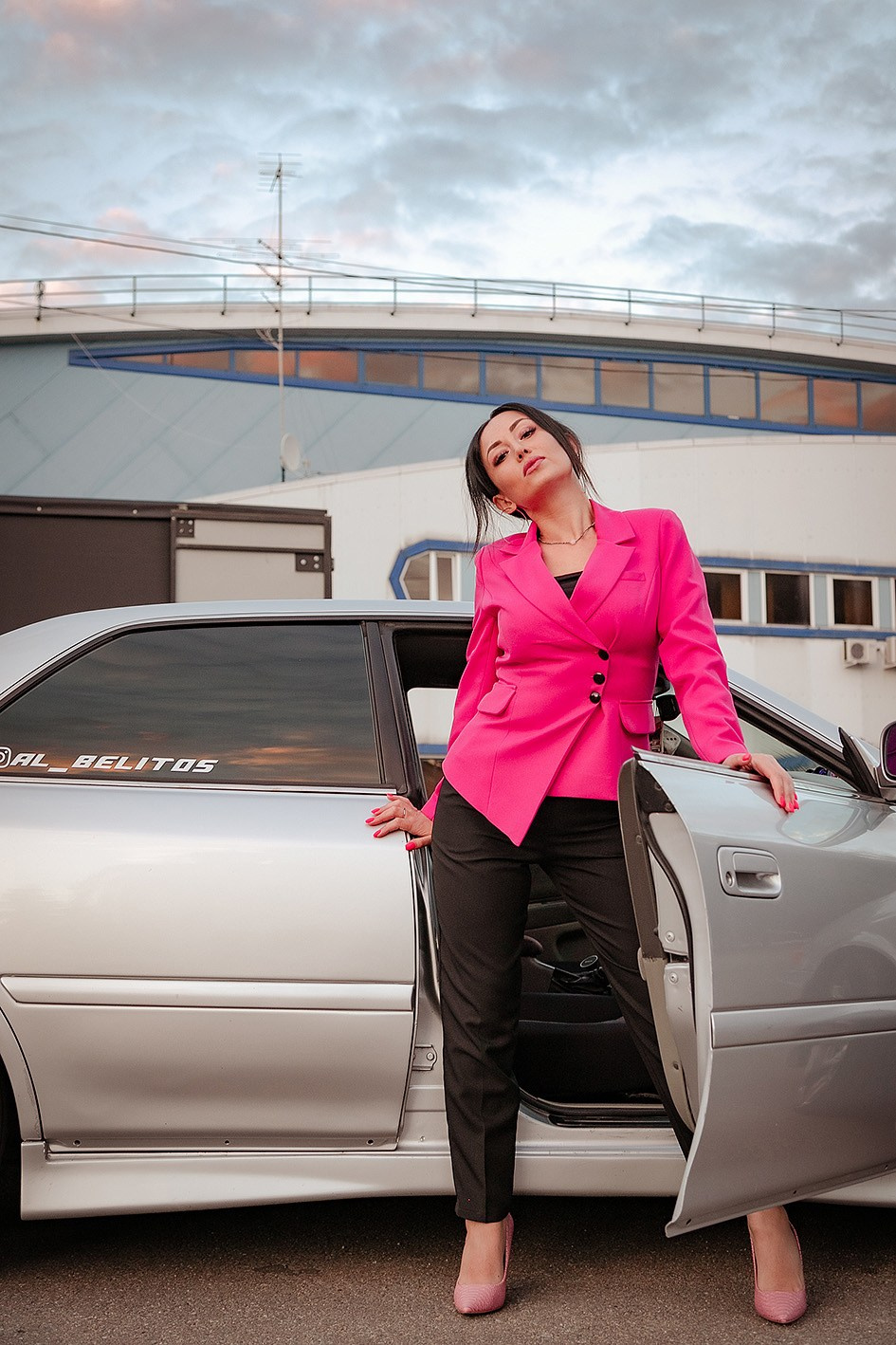 Женская фотосессия автоледи с автомобилем