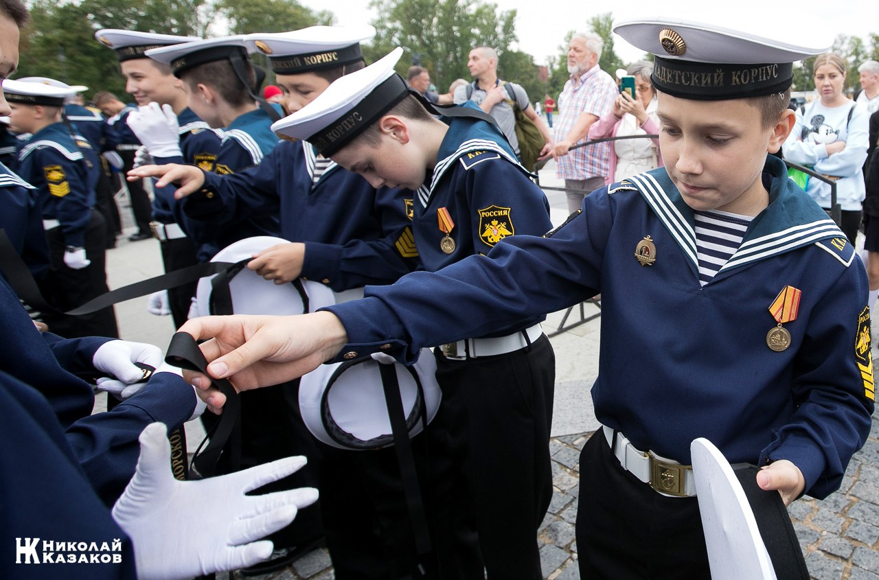 Кадеты Кронштадского морского кадетского военного корпуса надевают ленточки на бескозырки.