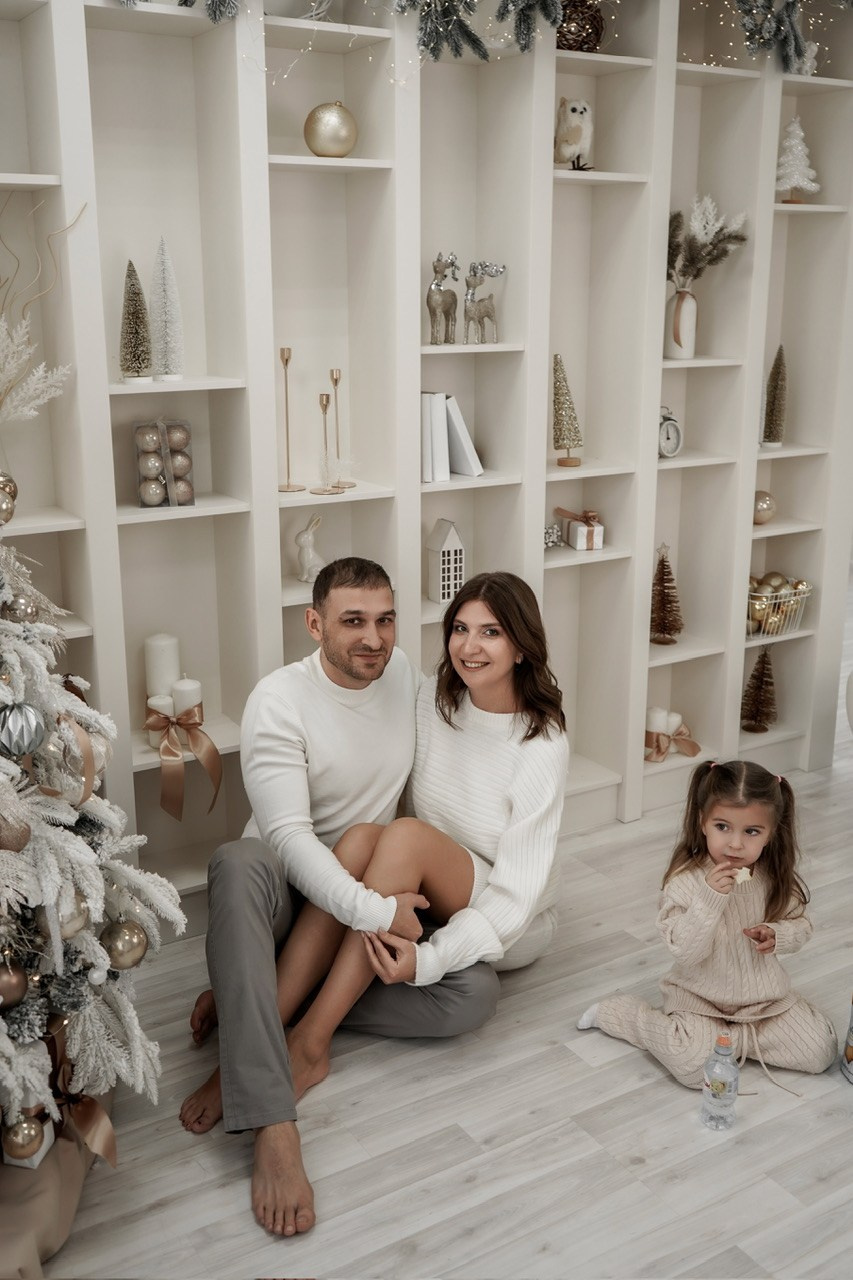 Семейный фотограф в Батайске и Ростове-на-Дону. Новогодняя фотосессия в студии Белый кролик. Свадебный фотограф в Ростове-на-Дону. Таинство Крещения и Венчания, семейные фотосессии. Алёна Чёботова